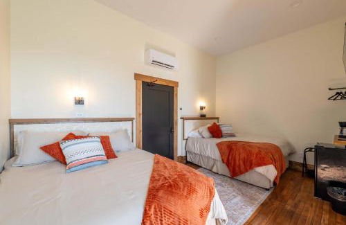 Versailles Hotel | Courtyard Queen - Room 2