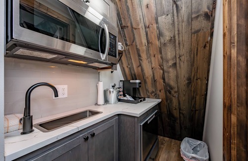 Thayerville Hotel | Cove Creek Lodge: 211 Dog Friendly Double Queen Fireplace Room