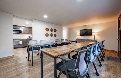 Thayerville Hotel | Cove Creek Lodge: 211 Dog Friendly Double Queen Fireplace Room