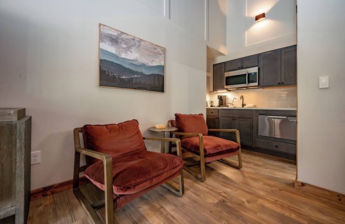 Thayerville Hotel | Cove Creek Lodge 212: Dog Friendly Standard Double Queen Room