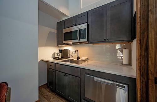 Thayerville Hotel | Cove Creek Lodge 212: Dog Friendly Standard Double Queen Room
