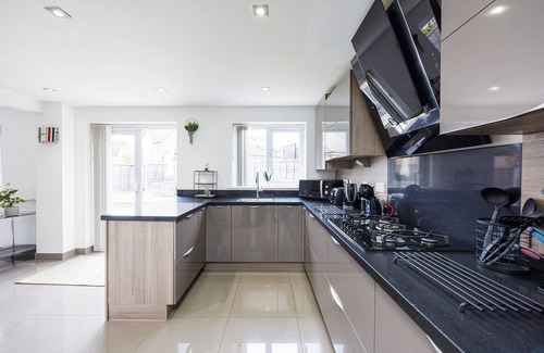 Gamston House | Coventry House for the Larger Group with Parking