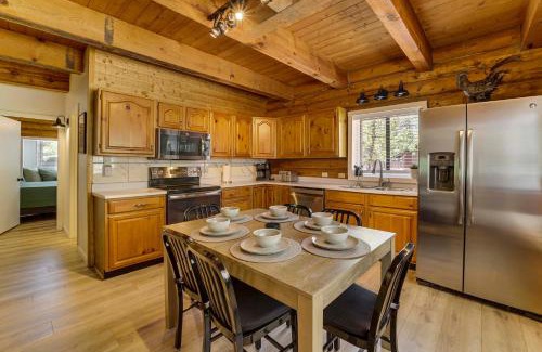 Strawberry House | Covered Deck, Private Acreage Log Cabin in Pine