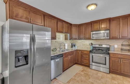 Overland Park House | Covered patio, finished basement, amazing location