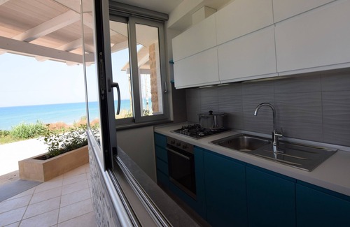 Cava dʼAliga House | Covo dei Marinai, sea front, wifi, bbq, parking, a few meters from the sea