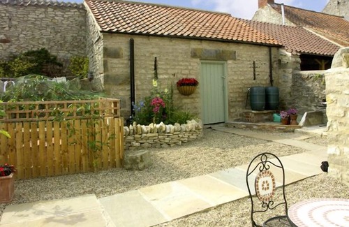 Wrelton Cottage | COW BYRE COTTAGE, character holiday cottage, with a garden in Wrelton