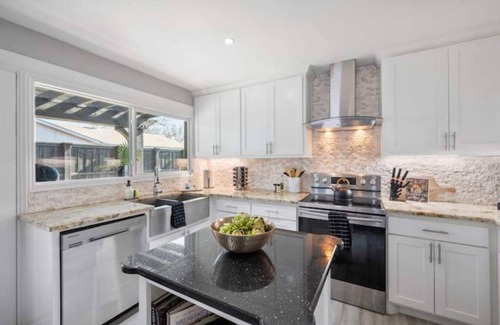 Grand Prairie House | Cowboy Cabana~pool~putting green~firepit~outdoor projector~games!