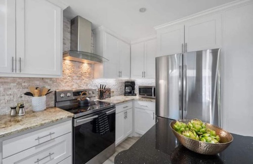 Grand Prairie House | Cowboy Cabana~pool~putting green~firepit~outdoor projector~games!