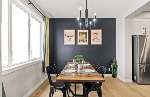 Calgary House | Cowboy Chalet SE, AC, Games, King Bed, 20 min to Down Town