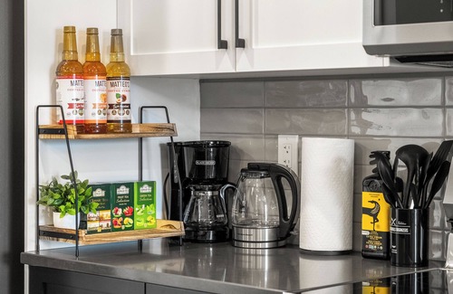 Calgary House | Cowboy Chalet SE, AC, Games, King Bed, 20 min to Down Town