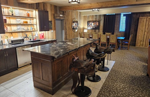 Miles City Villa | Cowboy Lodge Downtown