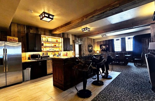Miles City Villa | Cowboy Lodge Downtown