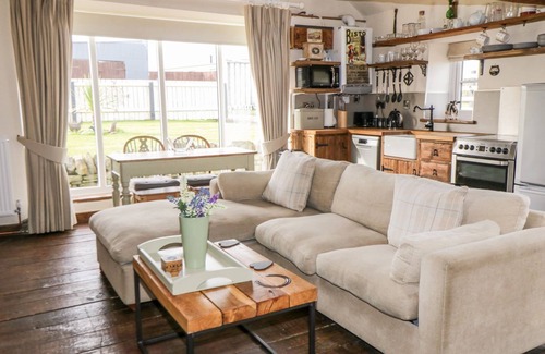 Whitby Cottage | COWSHED, pet friendly, character holiday cottage in Flyingthorpe