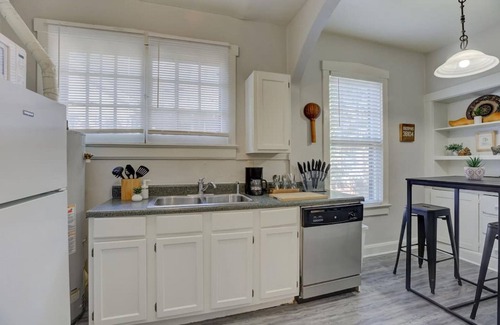 Cooper-Young Historic District House | Cox A · Memorable Nomad Haven! Walk to Cooper Young`s Best