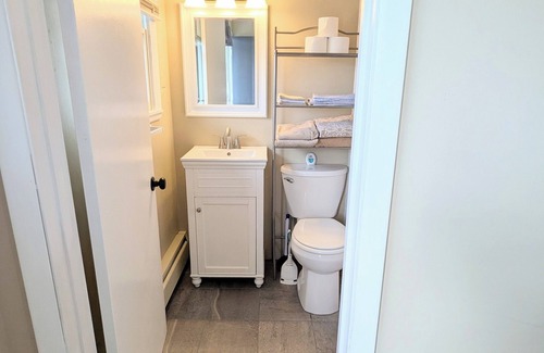 Old Orchard Beach Condo | Cozy 1-bedroom condo with WiFi, AC,across the street from beach in OOB