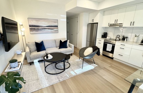 North Vancouver House | Cozy 1-bedroom garden suite in Moodyville