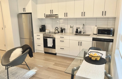 North Vancouver House | Cozy 1-bedroom garden suite in Moodyville