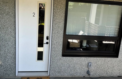 North Vancouver House | Cozy 1-bedroom garden suite in Moodyville