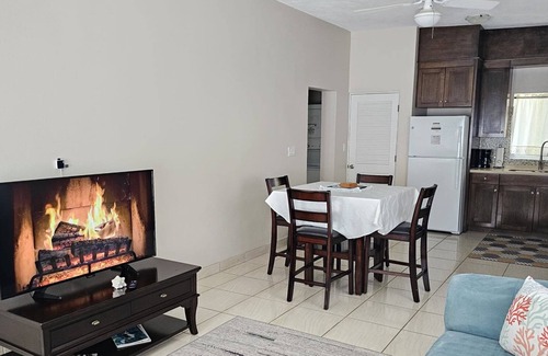 Providenciales House | Cozy 1-bedroom guesthouse with private rooftop terrace in superb Providenciales