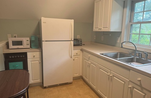 The Black Cat Apartment | Cozy 1-bedroom garage apartment in beautiful Beaufort