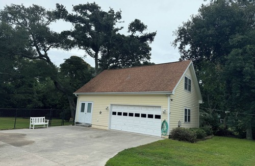 The Black Cat Apartment | Cozy 1-bedroom garage apartment in beautiful Beaufort