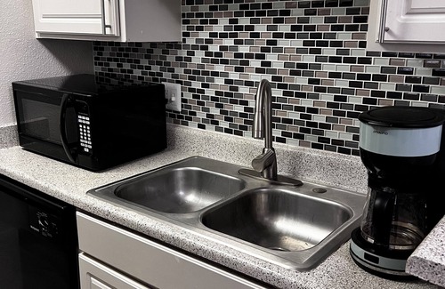 Euless Apartment | Cozy 1-bedroom Home Away from Home in amazing Euless with AC, WiFi, & Amenities