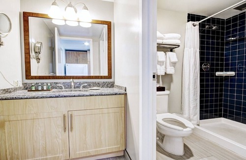 Newport Resort | Cozy 1-bedroom Inn on Harbor Thames St