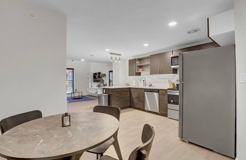 Gateway District Apartment | Cozy 1-bedroom loft ~ Playhouse Square ~ Fitness, BBQ, Fire pit, business center