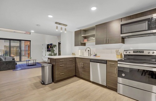 Gateway District Apartment | Cozy 1-bedroom loft ~ Playhouse Square ~ Fitness, BBQ, Fire pit, business center