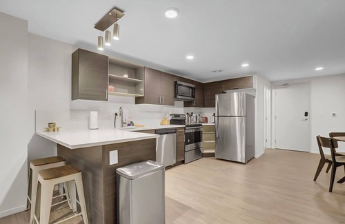 Gateway District Apartment | Cozy 1-bedroom loft ~ Playhouse Square ~ Fitness, BBQ, Fire pit, business center