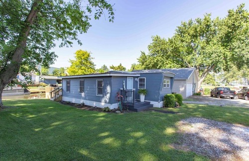 Angola House | Cozy 1-bedroom mobile home on the beautiful Crooked lake