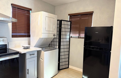Hanford Apartment | Cozy 1-Bedroom Retreat with In-Unit Laundry
