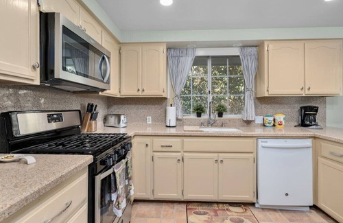 Julian House | Cozy 10 guest, 4 Bedroom, 2 Bath, Pet Friendly, 2-minute walk to downtown Julian