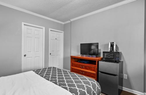 Riverview Apartment | Cozy 1BR Apt AC Parking Brownstown