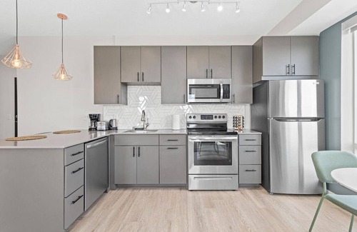 Lyn-Lake Apartment | Cozy 1BR Uptown | Fitness Center, Rooftop Lounge