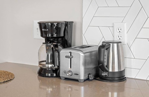 Lyn-Lake Apartment | Cozy 1BR Uptown | Fitness Center, Rooftop Lounge