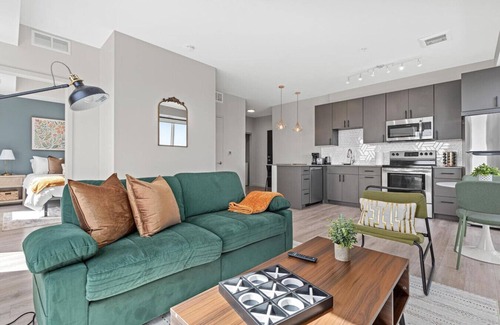 Lyn-Lake Apartment | Cozy 1BR Uptown | Fitness Center, Rooftop Lounge