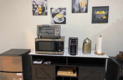 Washington House | Cozy 1st Fl inside 4 level Townhome in DC w/private entrance, WiFi & onsite W/D