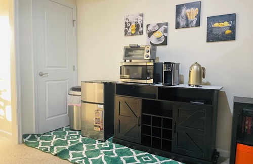 Washington House | Cozy 1st Fl inside 4 level Townhome in DC w/private entrance, WiFi & onsite W/D