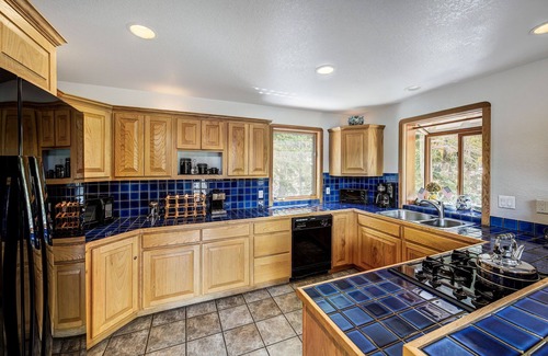 Breckenridge House | Cozy 2 BDR + Loft w/Mtn Views & Foosball!