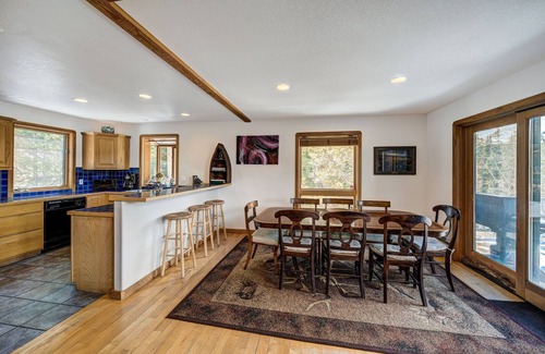 Breckenridge House | Cozy 2 BDR + Loft w/Mtn Views & Foosball!