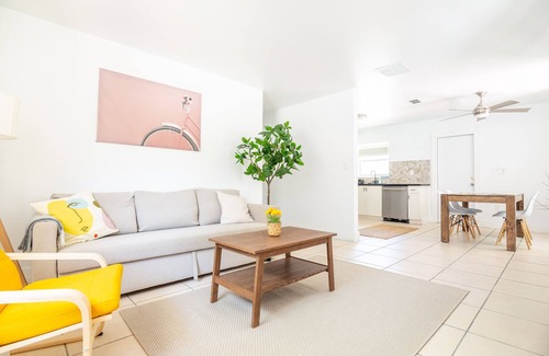 The Roads Villa | Cozy 2 bed 1 bath House By Vizcaya Museum