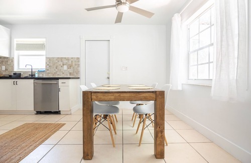 The Roads Villa | Cozy 2 bed 1 bath House By Vizcaya Museum