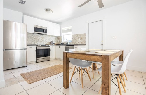 The Roads Villa | Cozy 2 bed 1 bath House By Vizcaya Museum