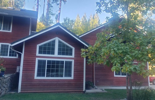 Lakehead House | Cozy 2-bedroom,2bath house in enjoyable Redding with WiFi, AC. 2 creeks