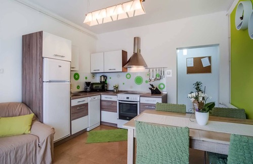 Veli Losinj Apartment | Cozy 2-bedroom Apartment with Pet-Friendly for 4 people