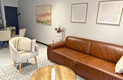 Greater Johannesburg Metropolitan Area Apartment | Cozy 2-Bedroom Apartment with Pool & Gym near Fourways Mall and Hospital