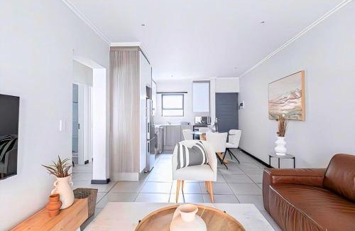 Greater Johannesburg Metropolitan Area Apartment | Cozy 2-Bedroom Apartment with Pool & Gym near Fourways Mall and Hospital