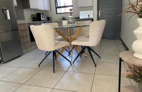 Greater Johannesburg Metropolitan Area Apartment | Cozy 2-Bedroom Apartment with Pool & Gym near Fourways Mall and Hospital