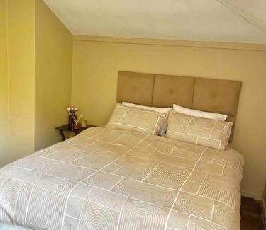 Muckleneuk Apartment | Cozy 2 bedroom apt with views